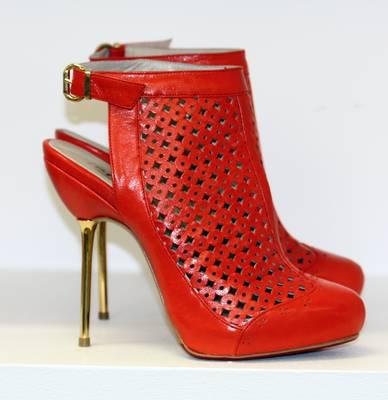 Rote Sandaletten mit Goldabsatz Fersengold